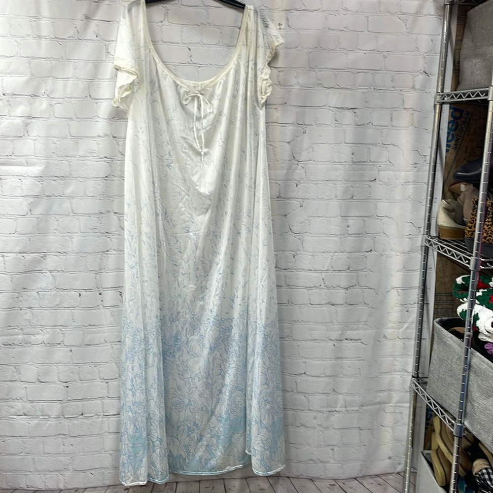 Vintage floral lace trimmed sleeves & neck approx M-L nightgown